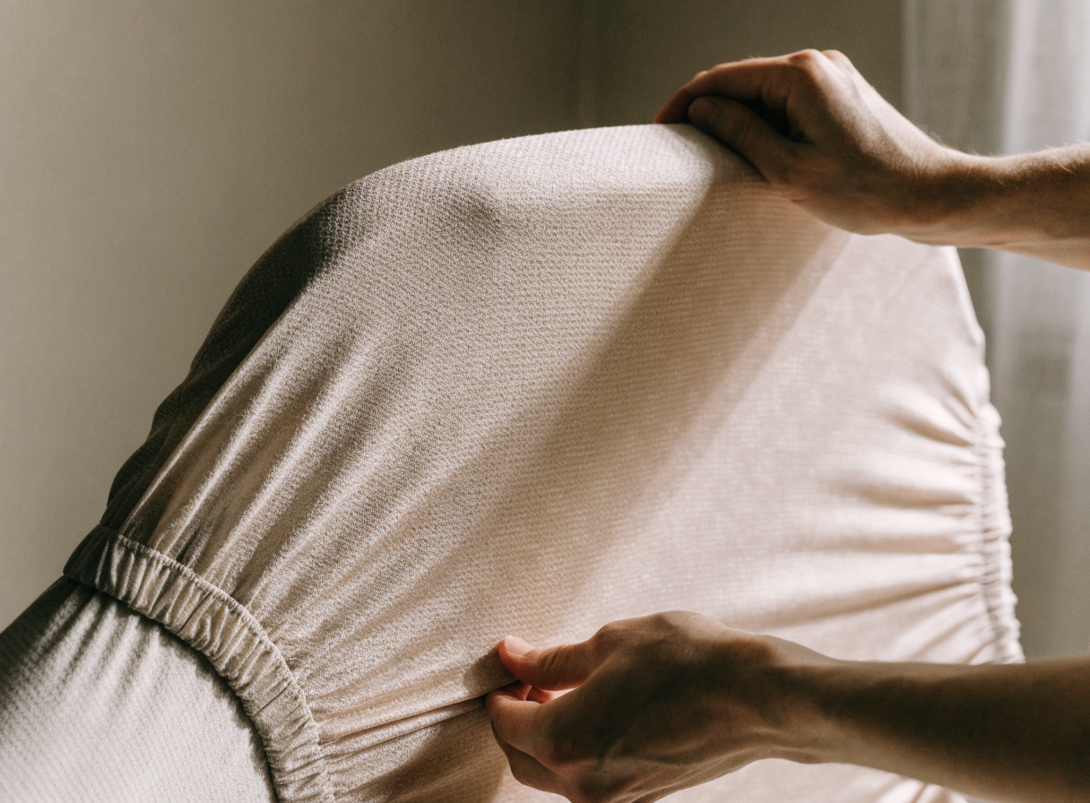 Housse extensible lissée sur un dossier de chaise, détail du tissu Image