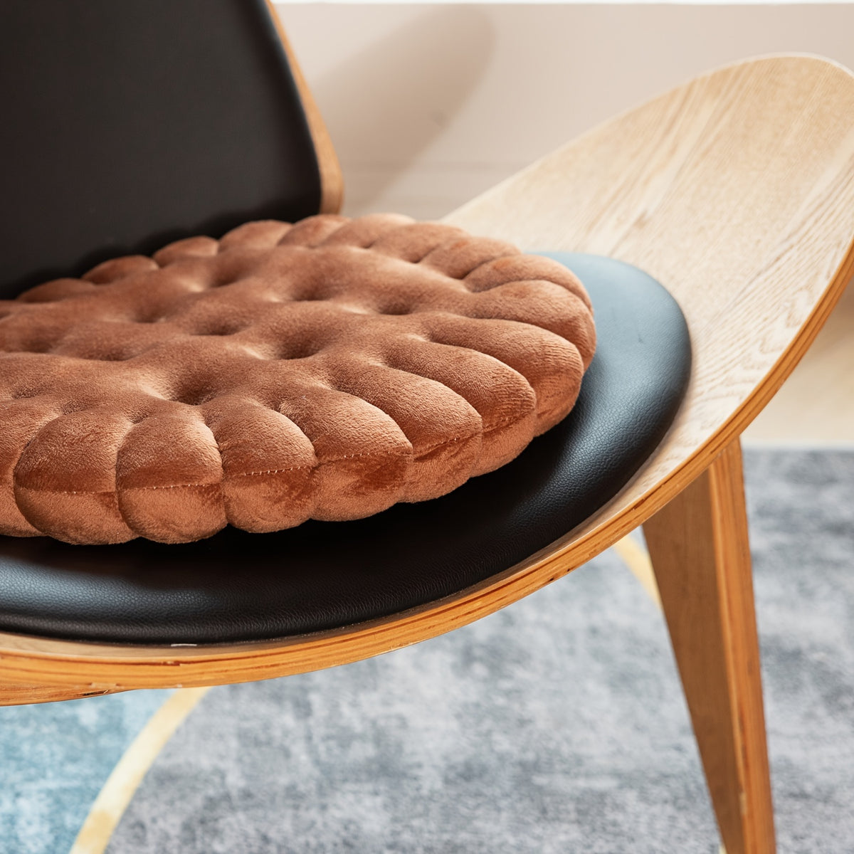 Coussin de chaise rond façon biscuit beige, peluche courte