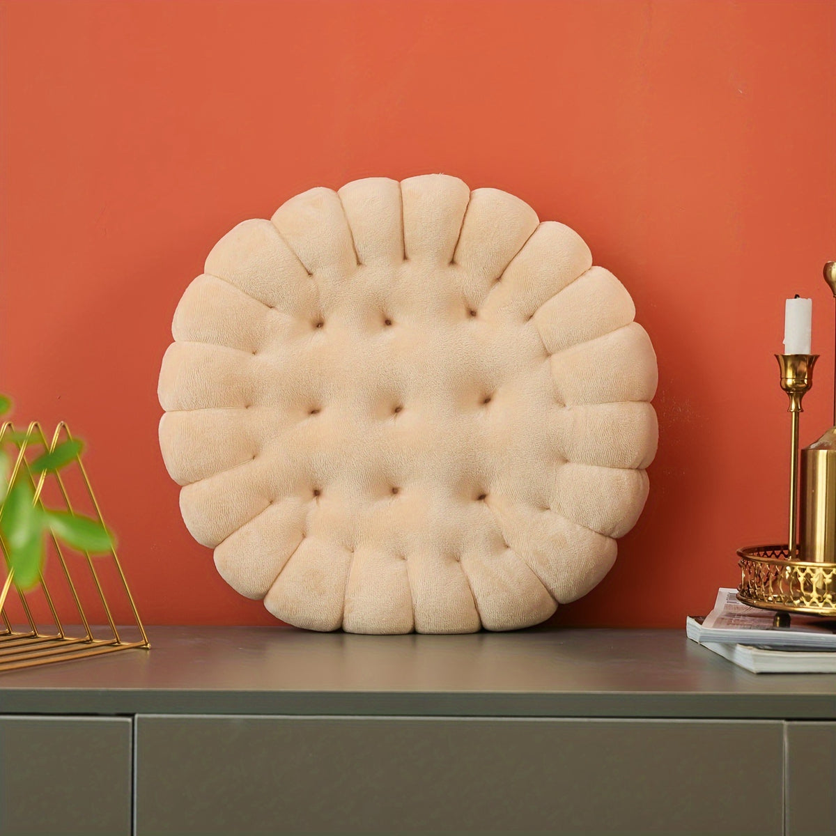 Beige. Coussin Rond pour Cookies Image