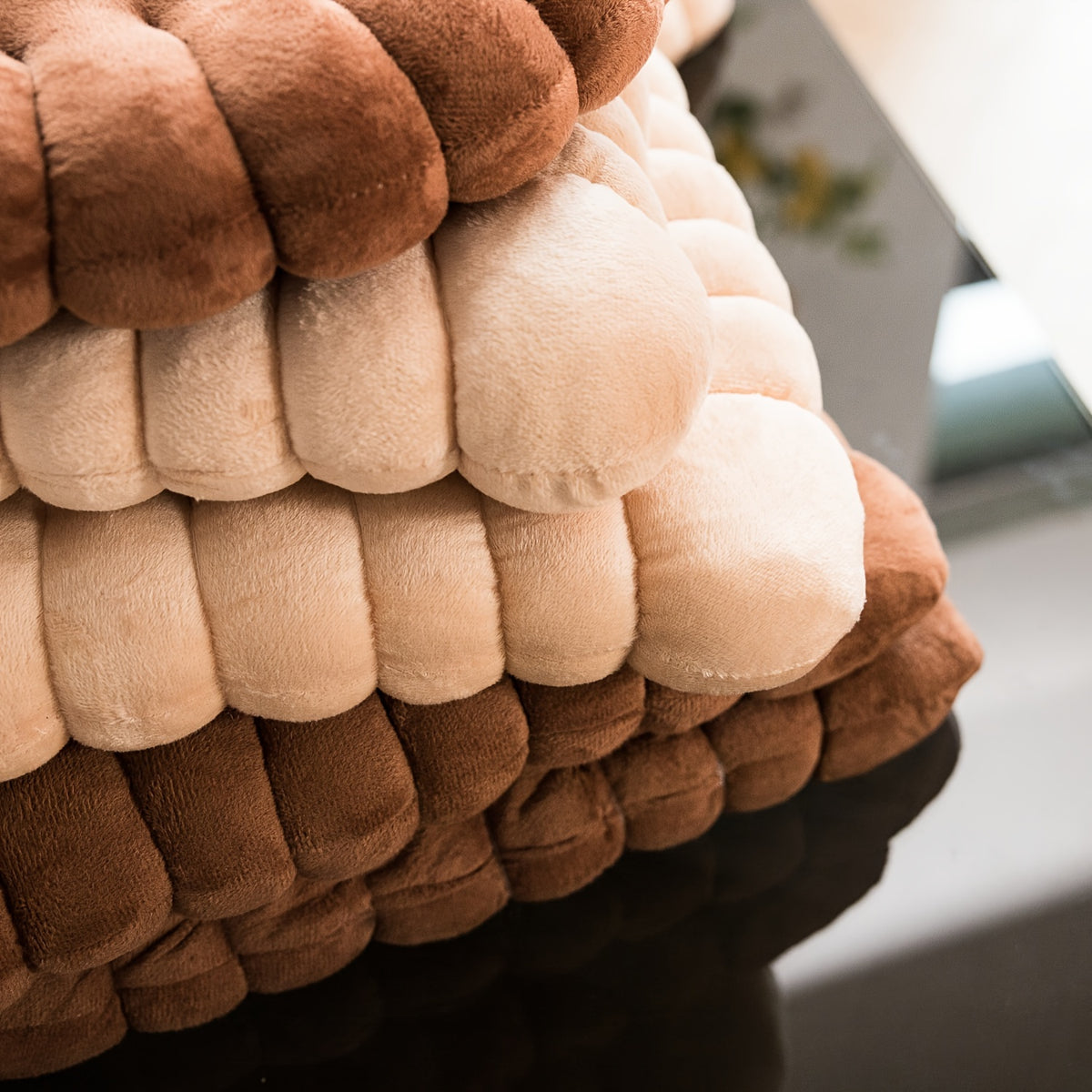 Coussin de chaise rond façon biscuit beige, peluche courte