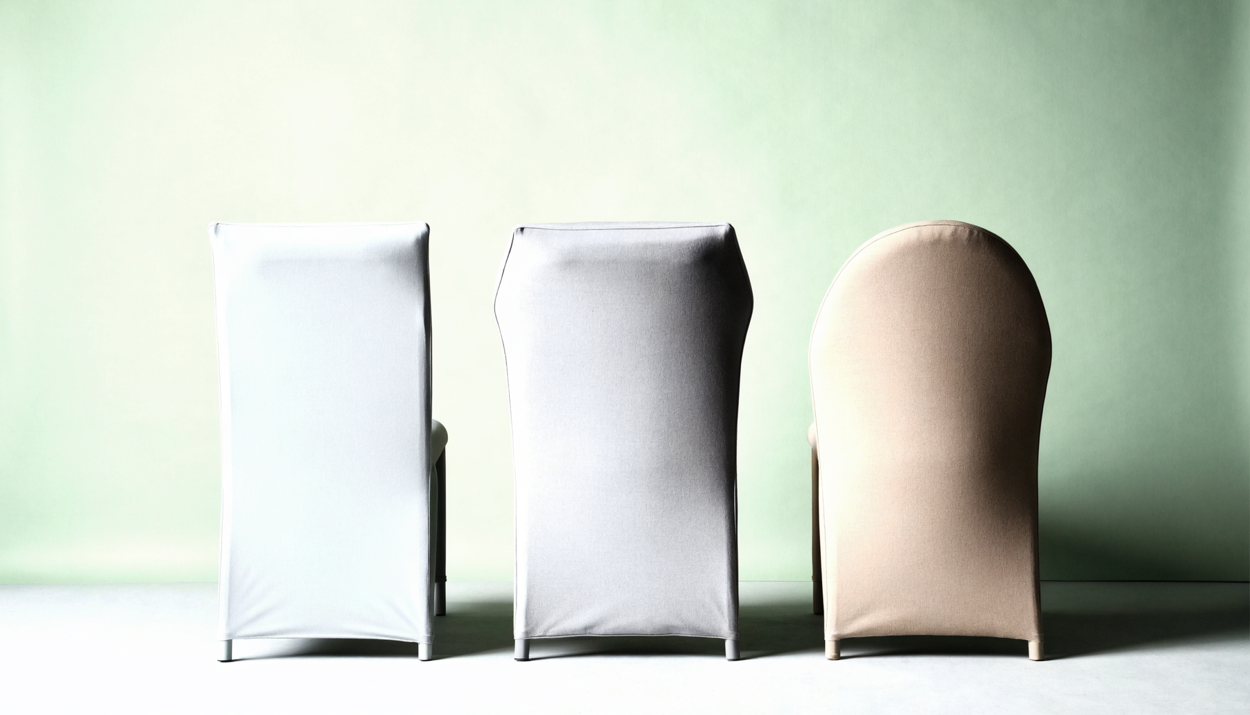 Trois dossiers de chaise de formes différentes, housses posées